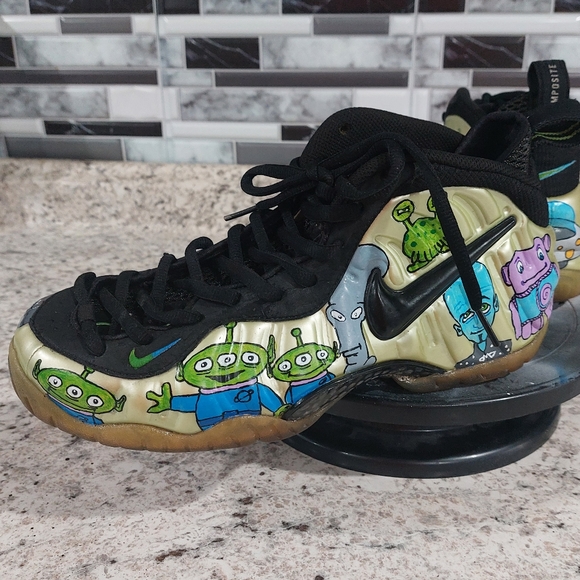 Custom nike foamposite size 9.5 (make a offer) - Picture 4 of 4